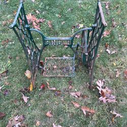 2 Vintage Singer SINGER TREADLE SEWING MACHINE Cast Iron Base Table Legs