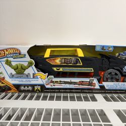 Hot Wheels Racer Verse Batman’s Escape Chase