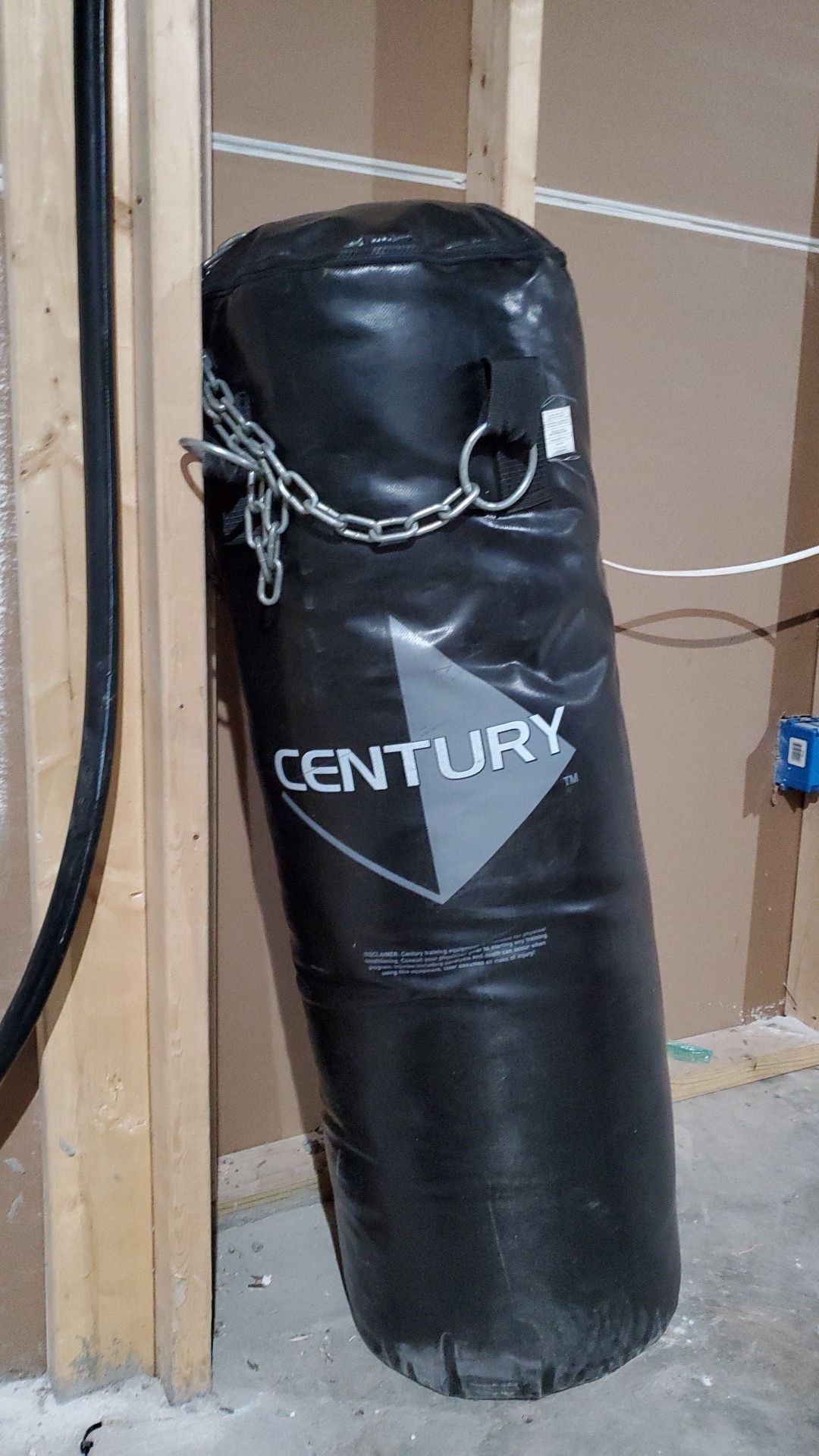 80 lb heavy bag... never used. No cuts or use.