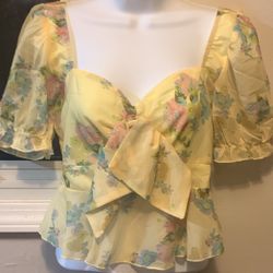 BRAND NEW,  CHEERFUL YELLOW TOP, *Fits Most at 3/4 Top/full Length of Stomach.  ZIPS UP IN BACK, Size small, Brand: SBETRO, Comes With Original Tags