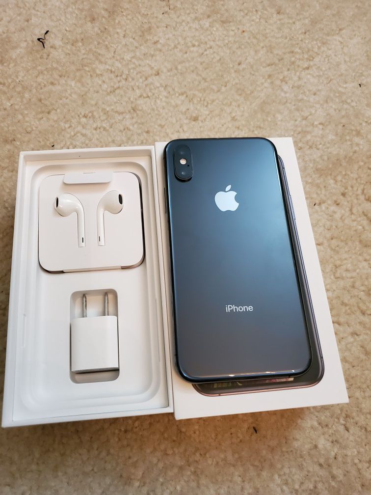 iPhone xs (unlocked)with all original accessories and box