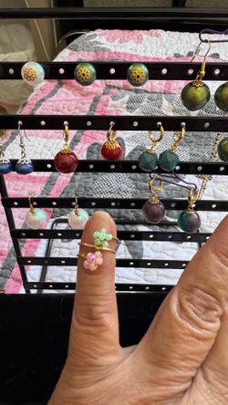 Aretes ,anillos , pulseras y dijes