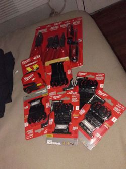 Milwaukee Tool Bundle – Pliers, Blades, Tape Measure 125 for all