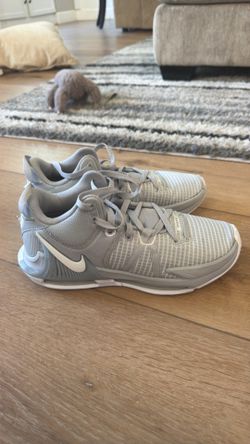 Nike LeBron Witness 7 HO22 Performance Basketball Shoes Gray Men’s Size 9s