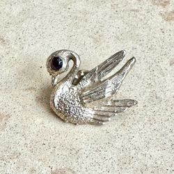 🦢 Pretty vintage gold tone swan pin brooch with black “jewel” eye