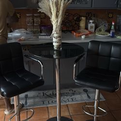 2 Bar Stool And Table Set New Conditions 