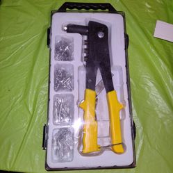 67 Piece Hand Riveter Set