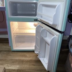 Magic Chef Retro 3.2 CU FT Mini Fridge & Freezer (Mint)