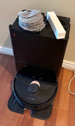 2 - Roborock qrevo robot vacuum/mop and self refilling dock. Pickup Happy Valley/67th Ave