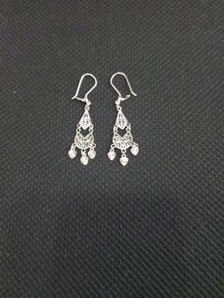 14k white Gold earrings con peso 2.8 gramos