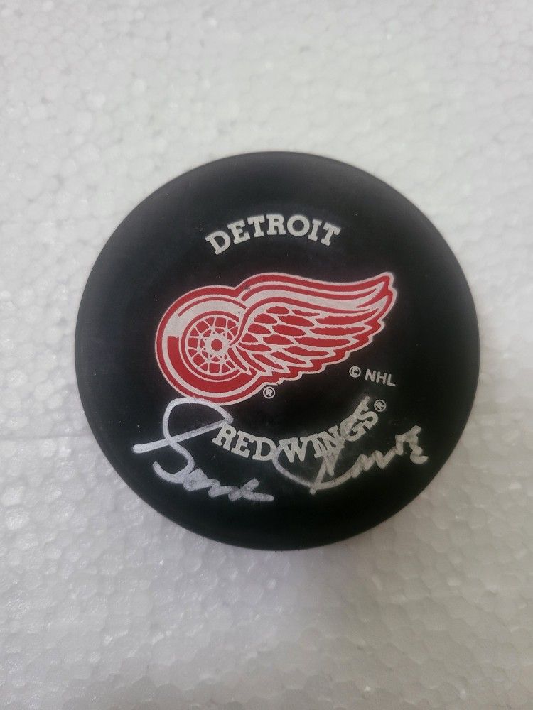 Gordie Howe signed puck