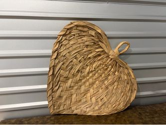 Large heart-shaped woven straw fan wall decor, about 35-36 inches