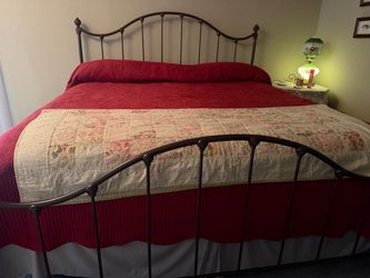 Elegant metal bed frame (king)