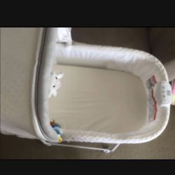 Delta Children Gliding Bassinet 