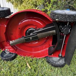 60 V MAX' 22 INCH RECYCLER  W/PERSONAL PACE  (SELF PROPELLED REAR WHEELS DRIVE) LAWN MOVER -6 .0 Ah  BATTERY AND CHARGER INCLUDED. GRASS BAG INCLUDED.