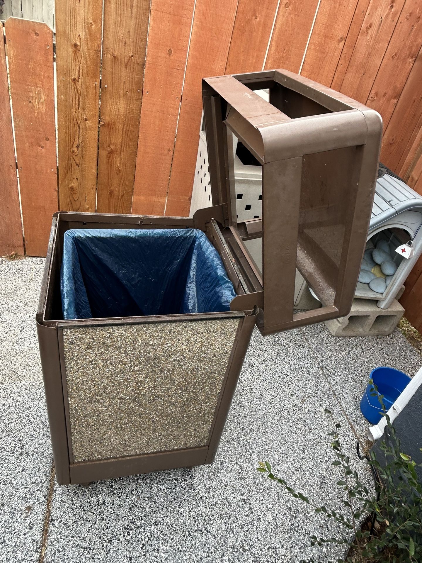 Vendo Botes Para La Basura En Muy Buenas Condiciones 1x $125. O Mejor Oferta