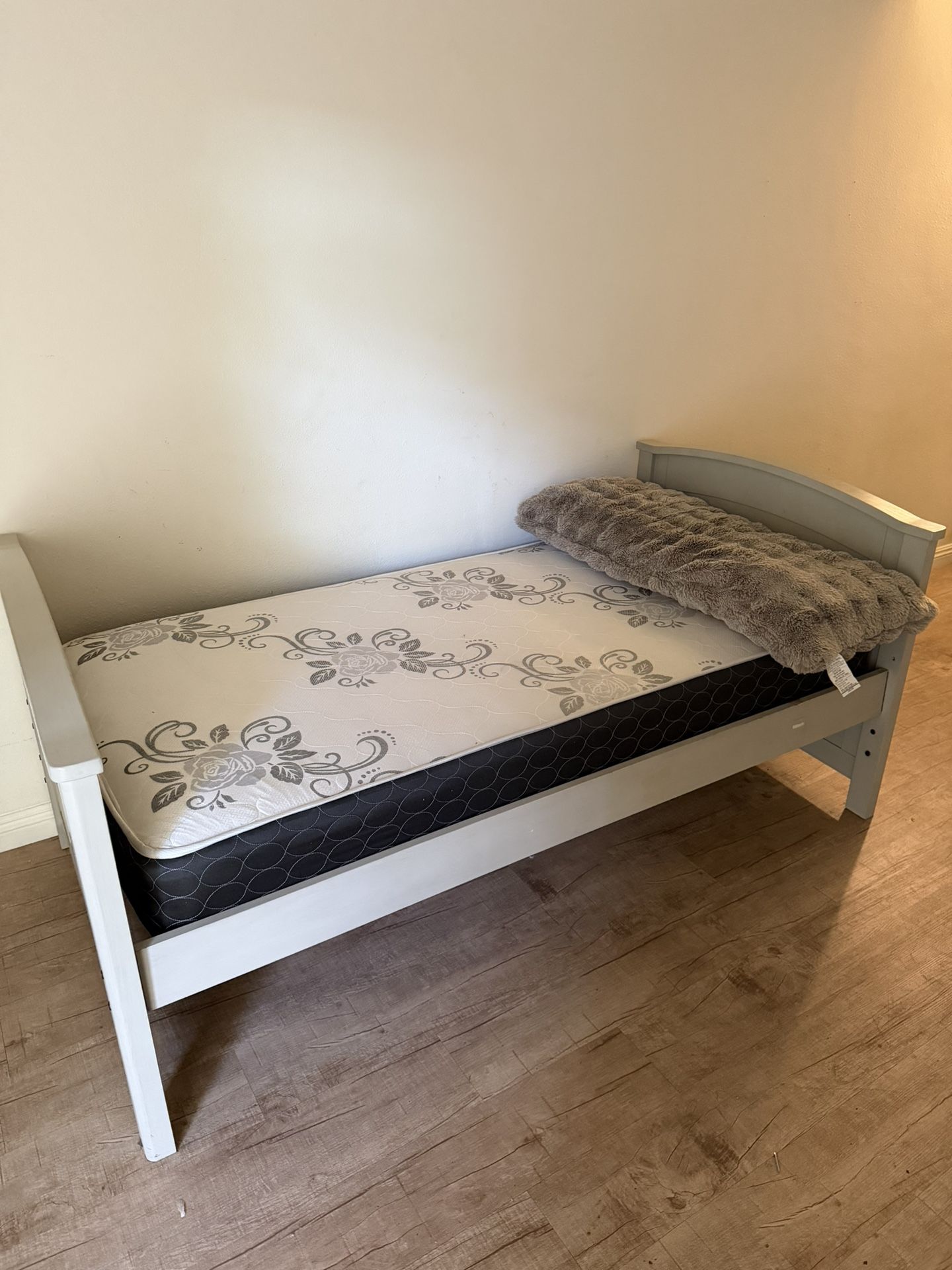 Twin Mattress With Solid Wood Bed Frame