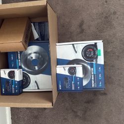 Detroit Axle 2 (4 In Total) Premium brake Rotors with 2 Additional Brake Pads. 