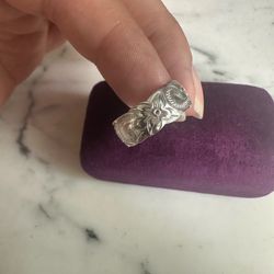 Solid 925 Sterling Silver Hawaiian 🌺 Ring, size 7.5 , marked 925 K 8, same band with all around , beautiful diamond cut carvings