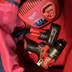 Milwaukee Hammer drill, 4.0 Battery, Charger & Bag