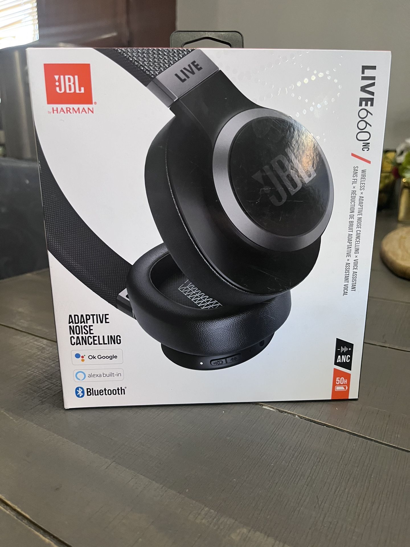 JBL LIVE 660 wireless headphones
