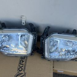 2014-2022  OEM Toyota tundra - headlights pair - halogen