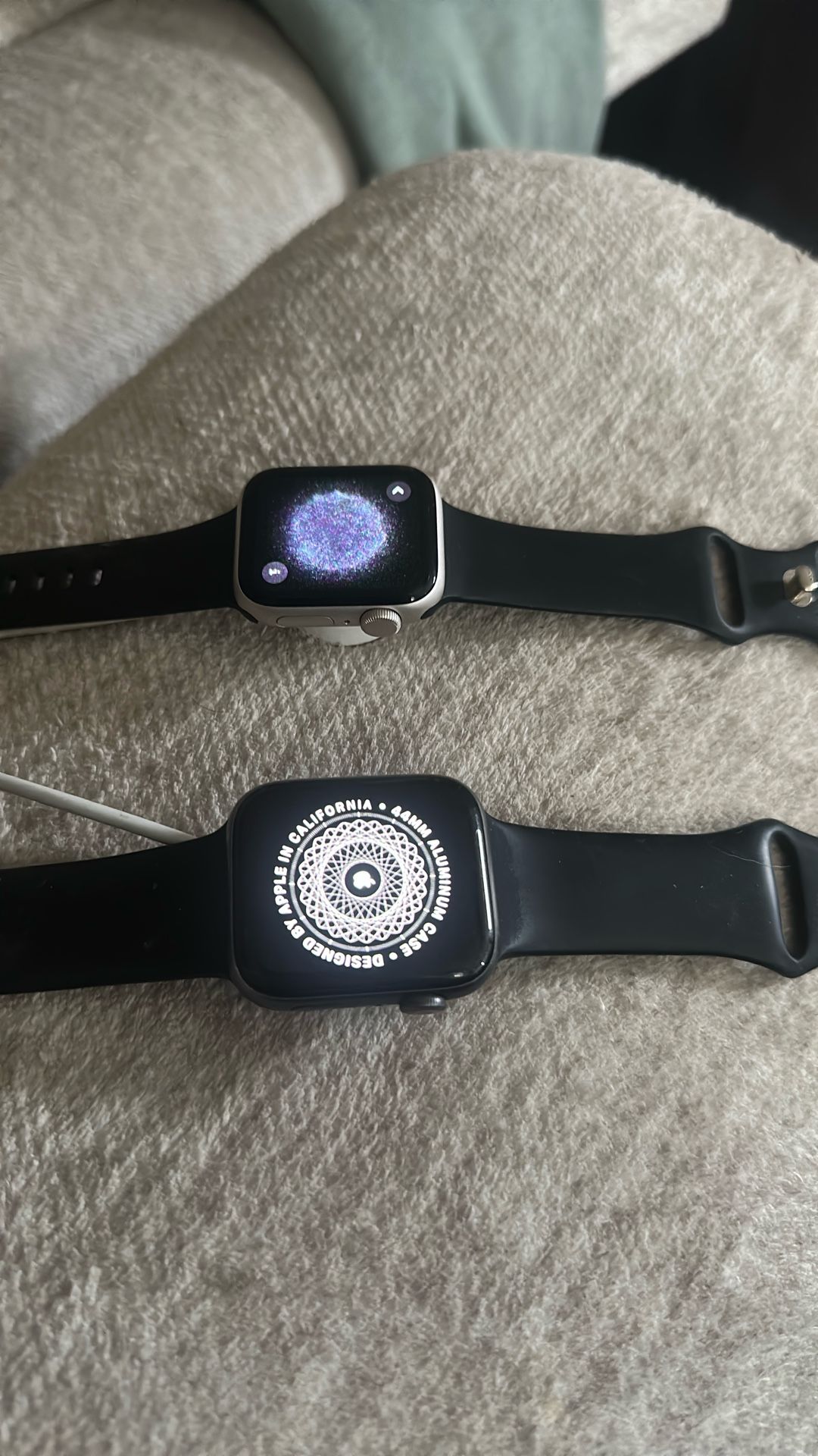 2 Apple Watches Series SE 40mm Series 5 44mm