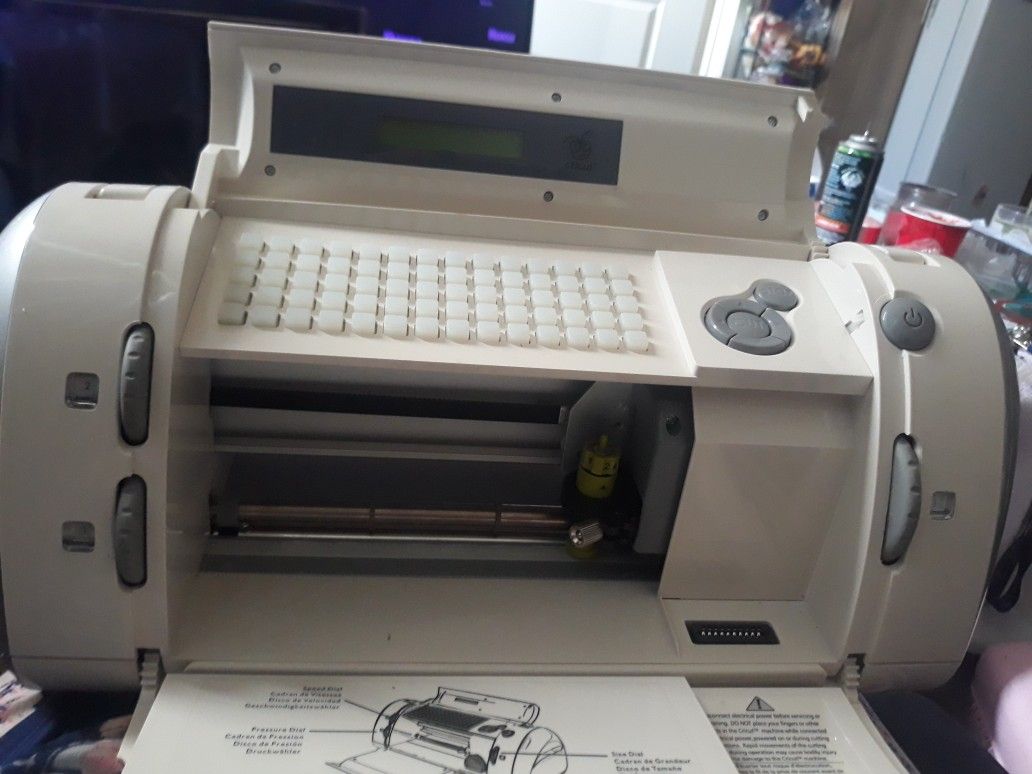 Cricut With 27 Shapes Cartridges