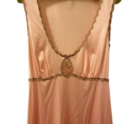 Vintage Elegant Nightgown Vanity Fair Size M  Coquette 