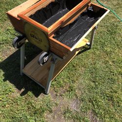 Plantero De Tres. Esta Ecno En La Base De Un Serrucho De Mesa Está Fuerte 