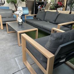 🌴🌴 Beautiful 4-piece aluminum patio set in very good condition