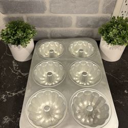 Silver Bundt Cake Pan - Holiday Home Baking - Kitchen Bakeware - Simi Valley 