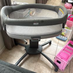Chicco Close to You 3-in-1 Bedside Bassinet, Portable Newborn Bassinet with Wheels, Adjustable-Height Changing Table