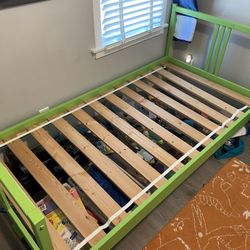 Child’s Bed frame With slat base