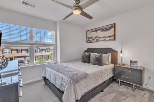 Modern Queen Bedroom Set – Barely Used