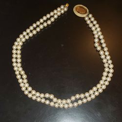 Women's Pearl Necklace With Matching Earrings 