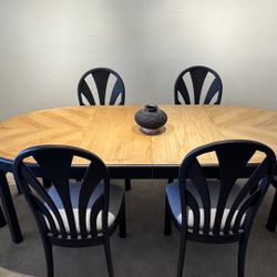 Thomasville vintage dining table with 6 matching chairs.