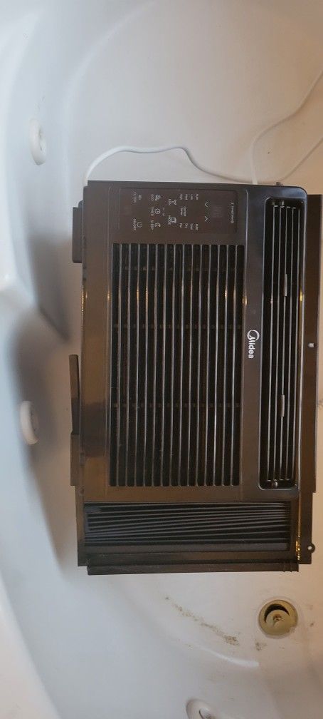 Midea AC unit w/ Remote