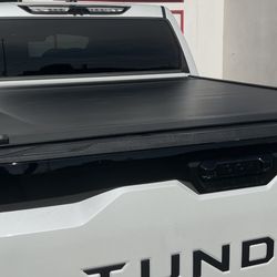 BED COVER  TOYOTA TUNDRA RETRAX (5.5 FT) ONE MX MANUAL RETRACTABLE