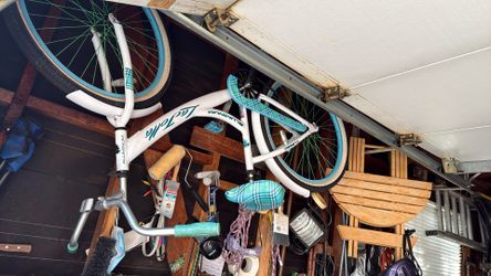 La Jolla Aluminum Frame Women Bike In Very Good Condition. 