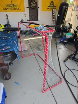 Hockey or soccer net goal