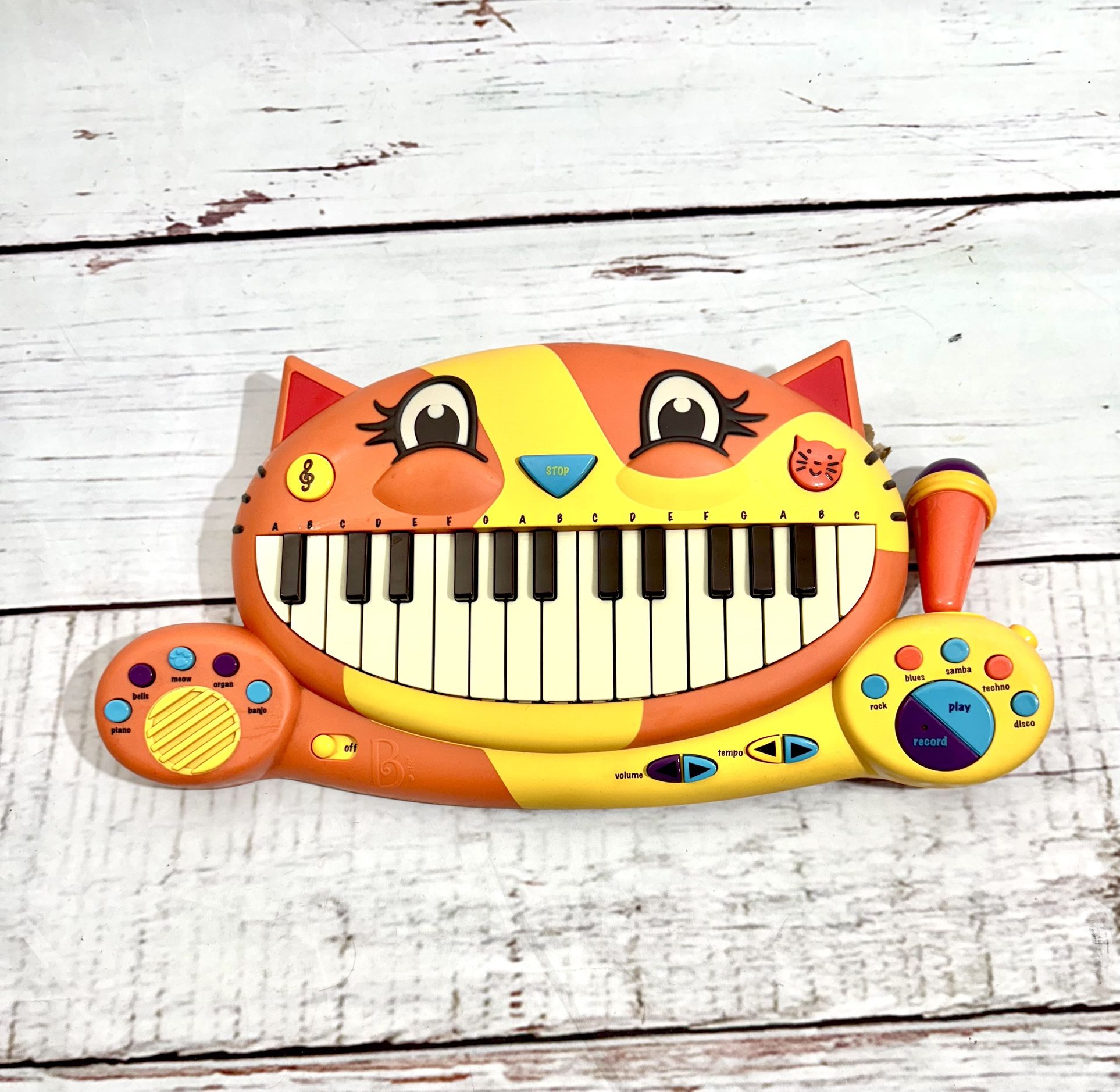 My https://offerup.com/redirect/?o=Qi5Ub3lz Meowsic Singing Orange Cat Piano Keyboard w/ Microphone Issues