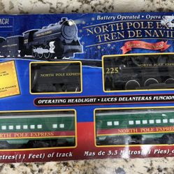 🎄 North Pole Express Christmas Train Set – 29 Piece EZTEC Set 🎄 Battery Operated • Operating Headlight • 11 Feet of Track