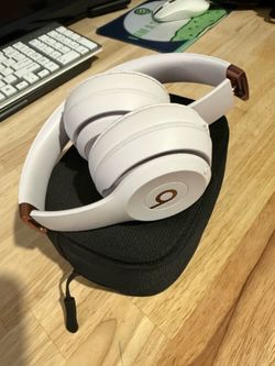 Beats Solo 4 Wireless headphones cloud pink