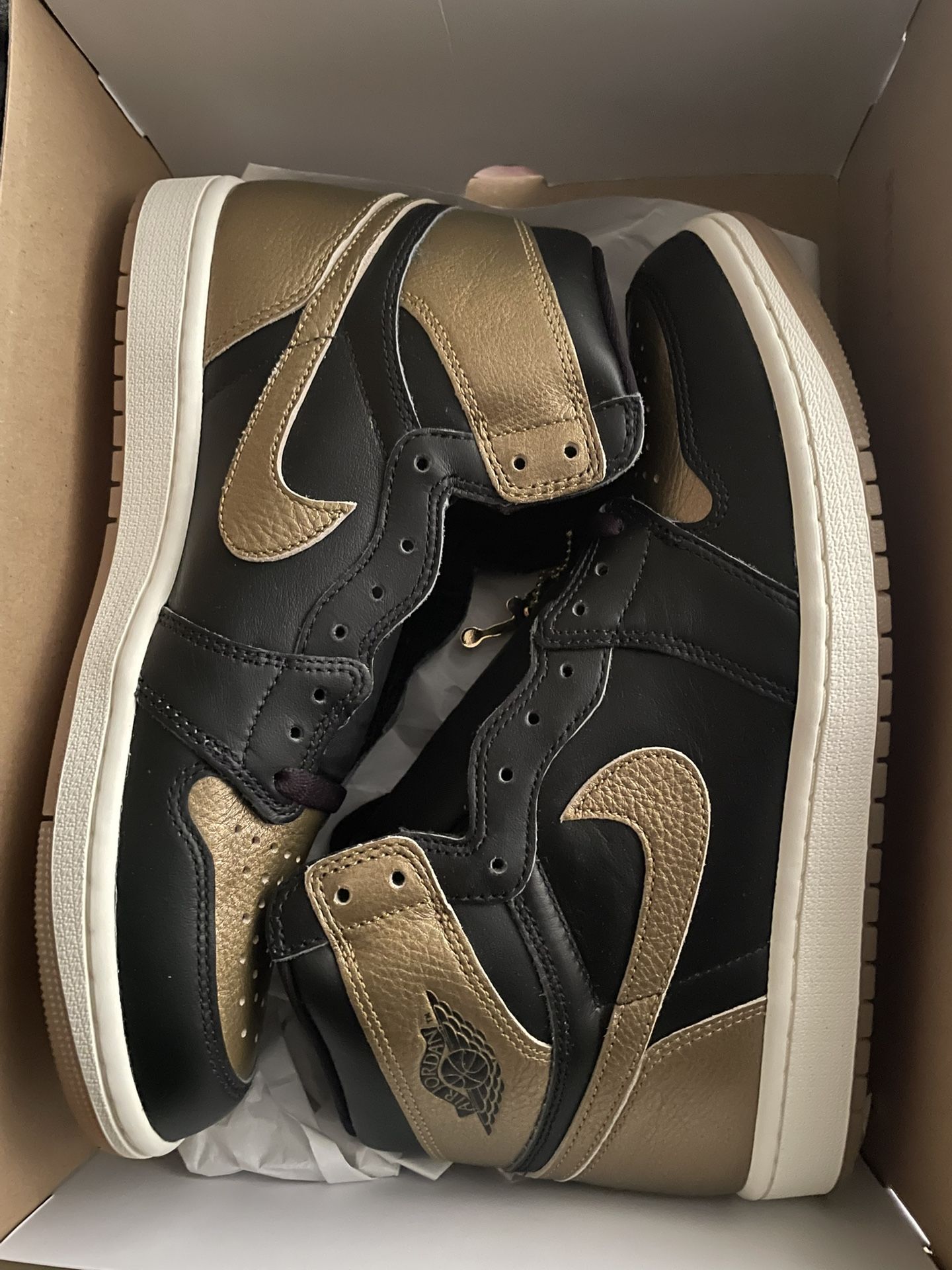 DZ5485-071 NIKE AIR JORDAN 1 RETRO HIGH OG BLACK AND GOLD (MEN'S)