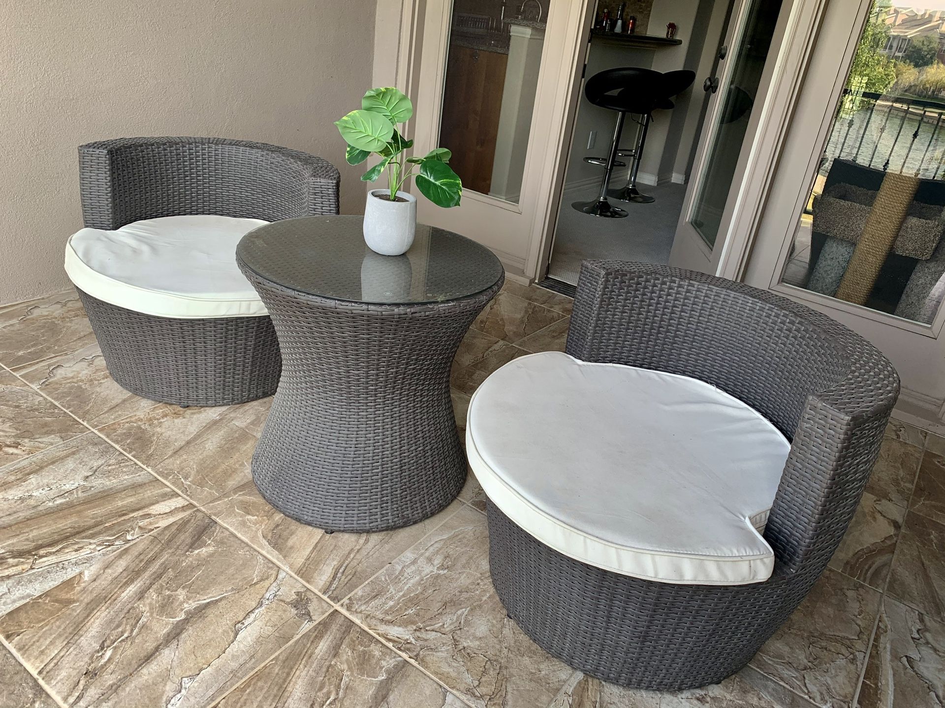 Barely used Outdoor furniture set. 2 chairs and a table