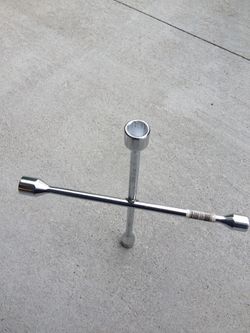 Cross lug nut tools