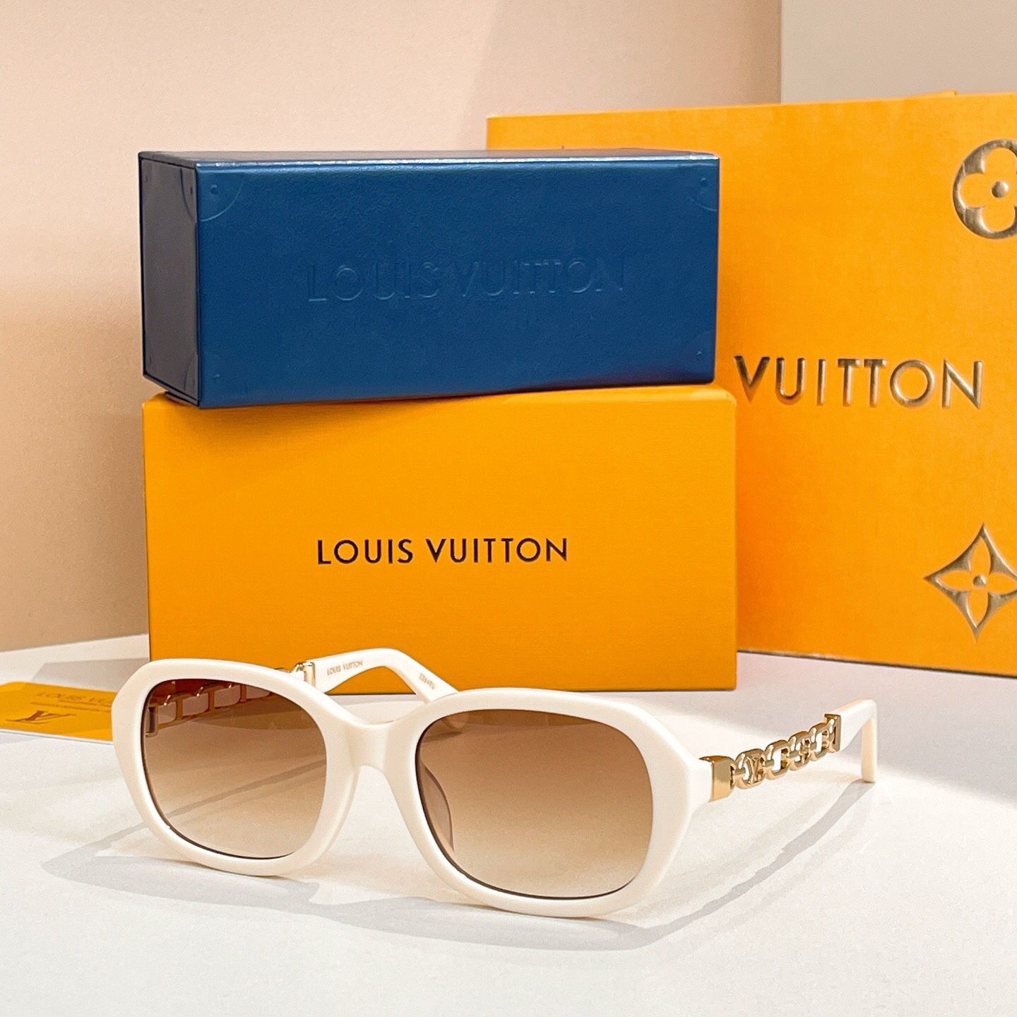 A lady's versatile sunglasses
