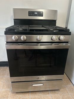 GE 30-inch Freestanding Gas Range in stainless steel.