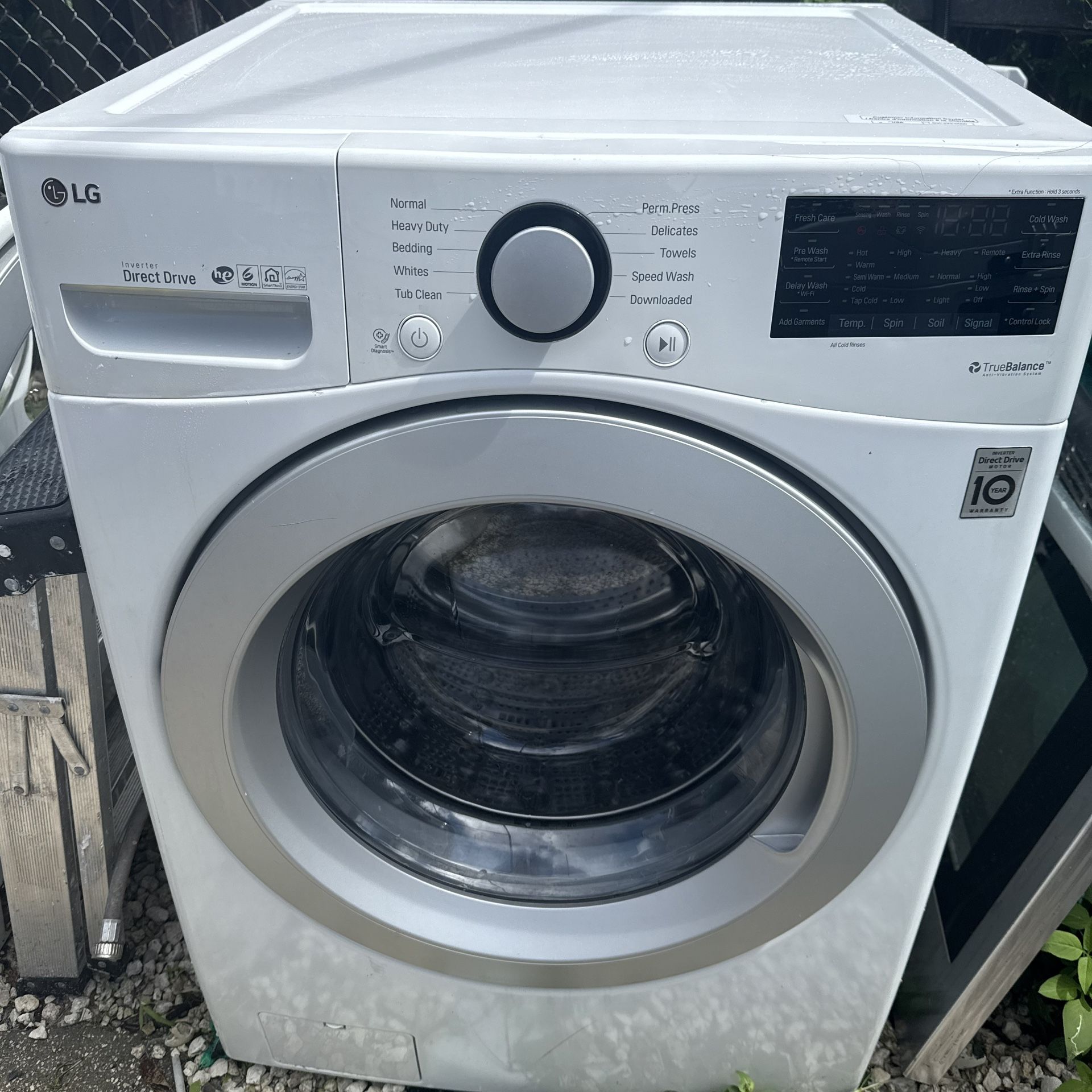 LG washing machine in very good condition working at 100%.